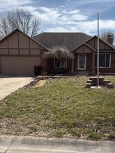 Building Photo - 906 Foxridge Dr