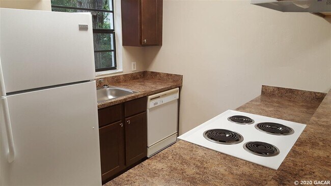 Building Photo - 630 SW 10th Ln