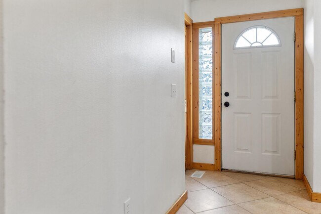 Foto del edificio - 5 Bed / 3 Bath Large Townhouse Centrally Located on Billings West End