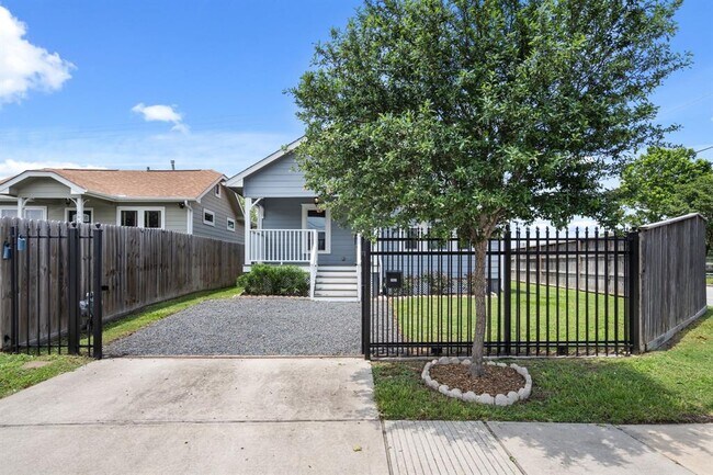 Building Photo - 502 Dell Ct