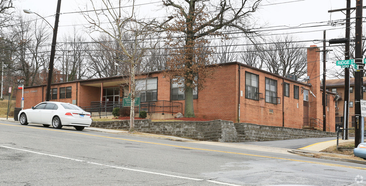 Building Photo - Fort Dupont