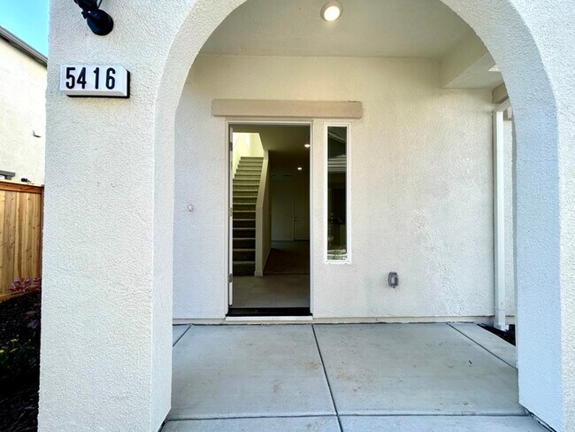 Building Photo - Beautiful New 3 Bedroom 2 Bathroom in Balb...
