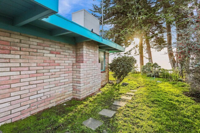 Building Photo - F-617 Seacliff
