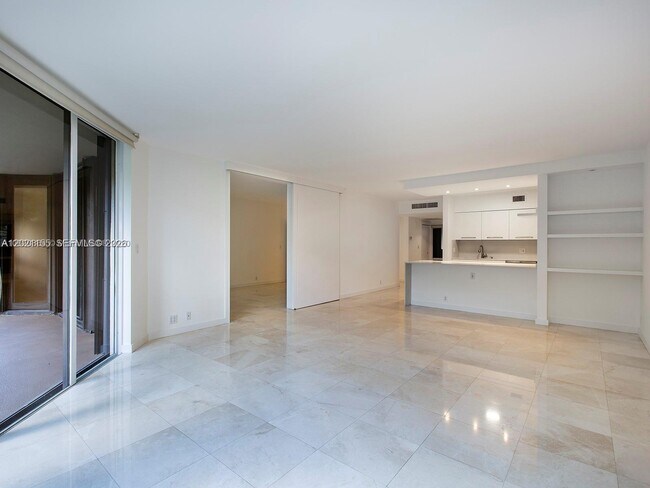 Foto del edificio - 121 Crandon Blvd