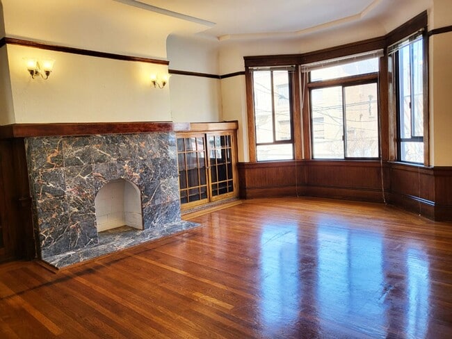 2 Bedrooms 1.5 Bath Flat with a Bonus Room... - 2 Bedrooms 1.5 Bath Flat with a Bonus Room... House