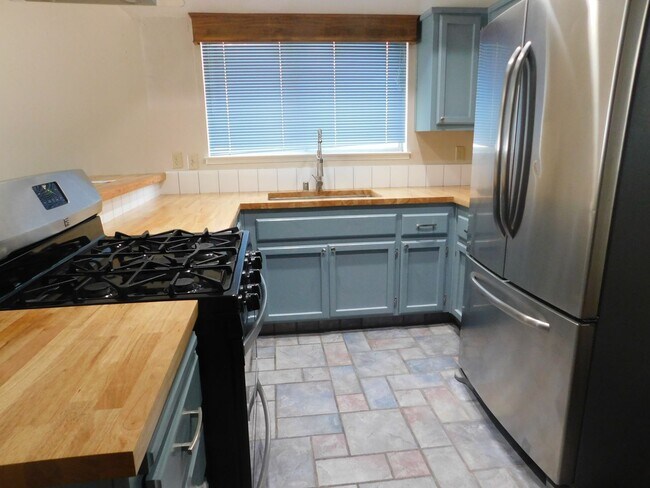 Foto del edificio - Spacious 3bd 2.5ba Quiet location.