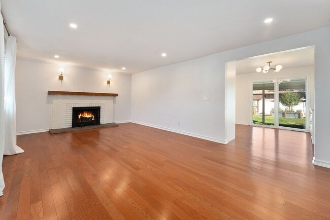 Foto del edificio - Charming Home w/Updated Kitchen and Yard B...