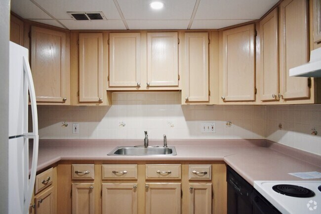 Building Photo - 55 Broadlawn Park