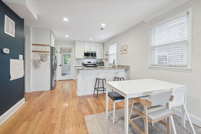 Building Photo - Beautifully Renovated 3br/2.5ba South of T...