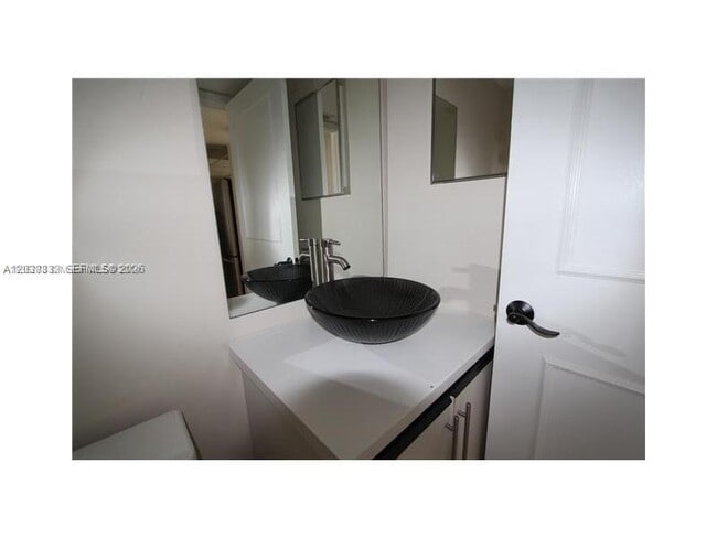 Building Photo - 540 Brickell Key Dr