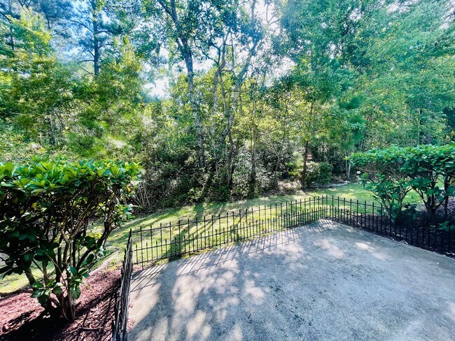 Foto del edificio - BRAND NEW FLOORING & FRESH PAINT - 3 Bedroom/2.5 Bath Townhome with garage in Wild Wing!