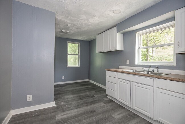 Building Photo - Charming 4-Bedroom Property in Prime Location