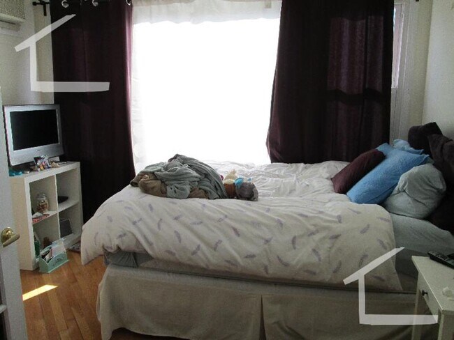 Foto del edificio - Washington Sq. Location. 3 Full Bathrooms, Porch, Central Heat/AC