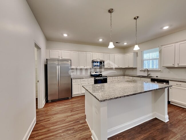 Building Photo - 574 Pointe Dr