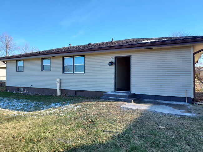 Building Photo - 614 Overland Trl