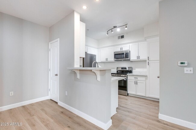 Building Photo - 1701 E Colter St