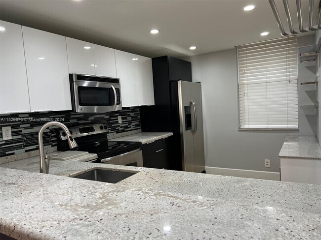 Building Photo - 2767 Carambola Cir S