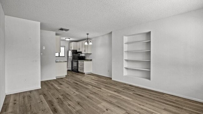Building Photo - Affordable 2 Bed 1 Bath Apartment! Great l...