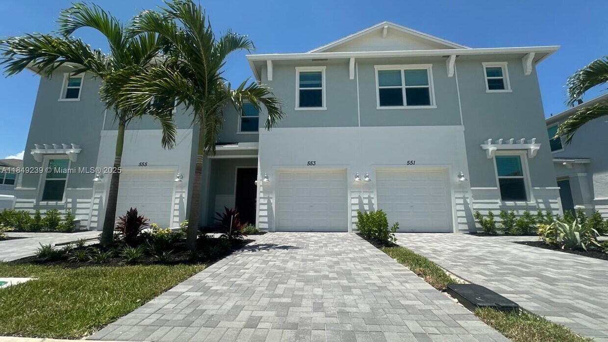 Foto principal - 553 Rivergrass St