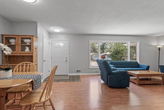 Foto del edificio - 2530 Zinran Ave S