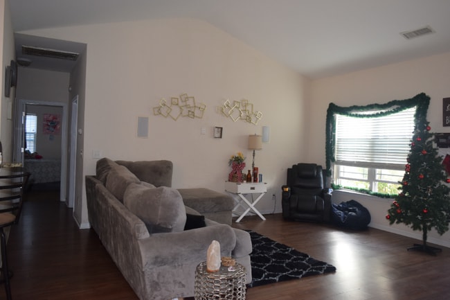 Building Photo - 10 Wyndham Dr