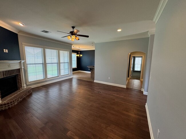Building Photo - Just Minutes to Barksdale Air Force Base... BAFB