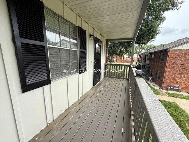 Foto del edificio - STUDIO Apartment Available