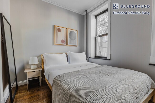 Foto del edificio - 325 E 5th St