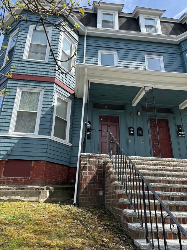 Primary Photo - 11 Bond St