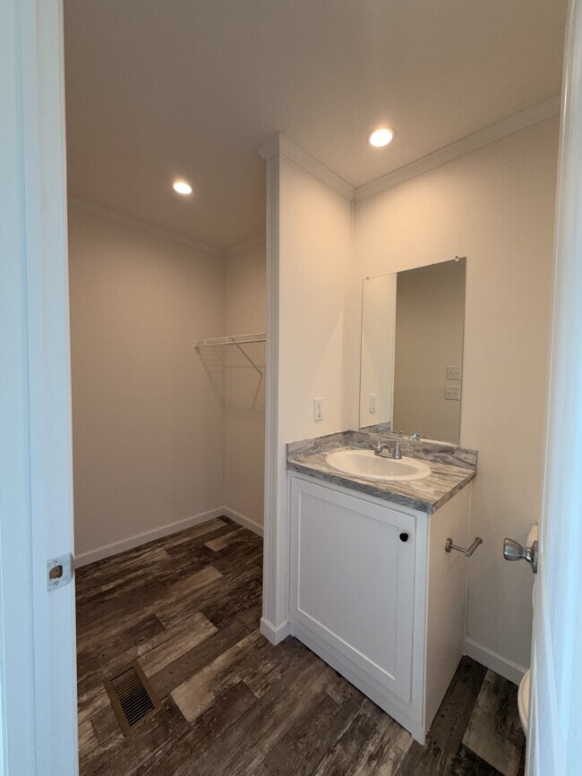 Foto del edificio - 251 Old Country Rd