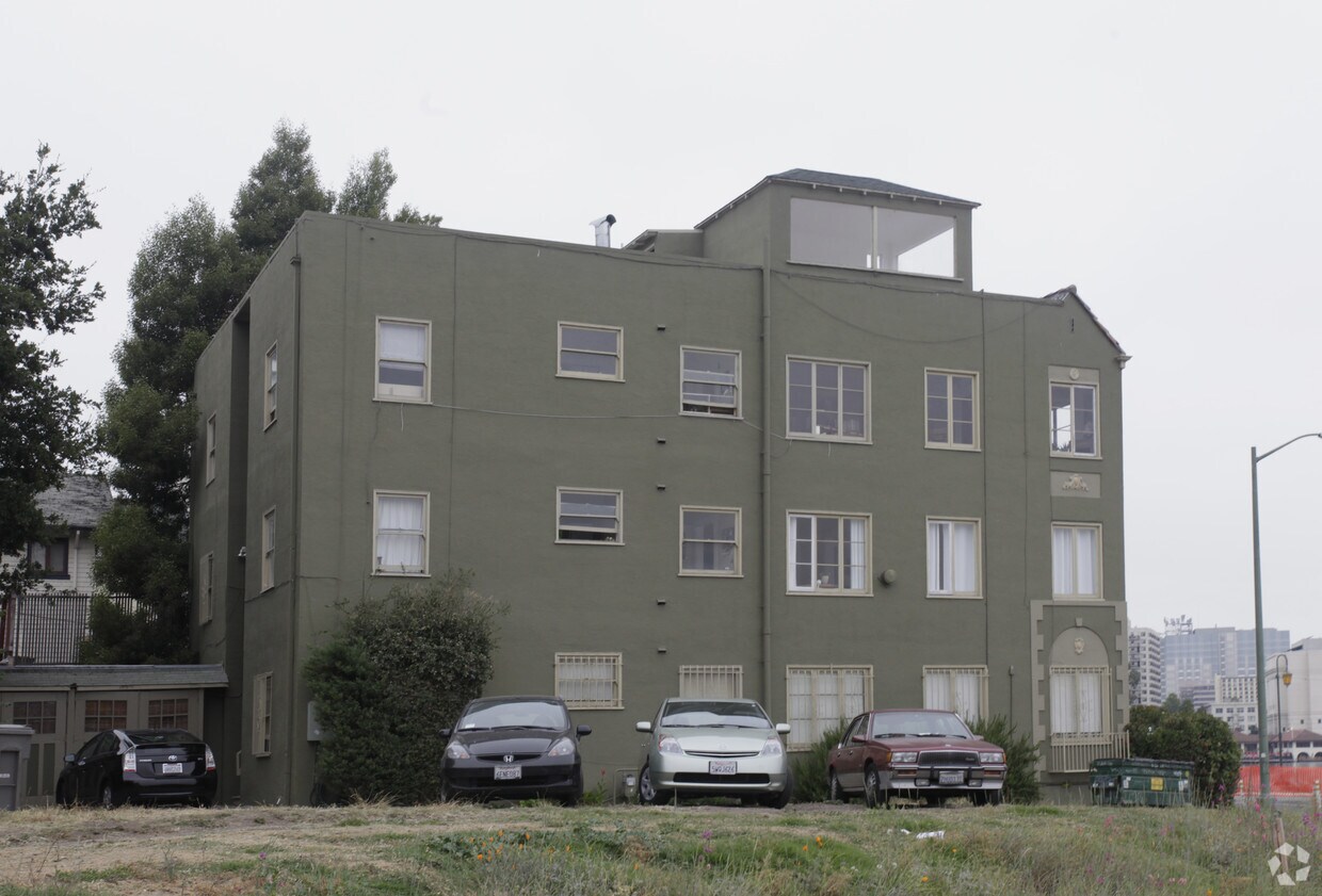 Primary Photo - 1500 Lakeshore Ave