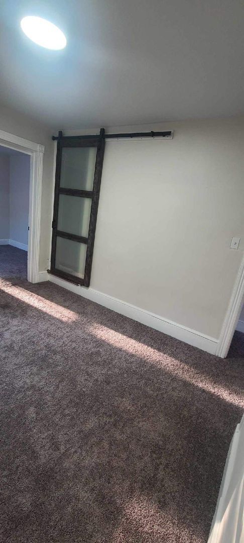Building Photo - Completely renovated top to bottom spaciou...