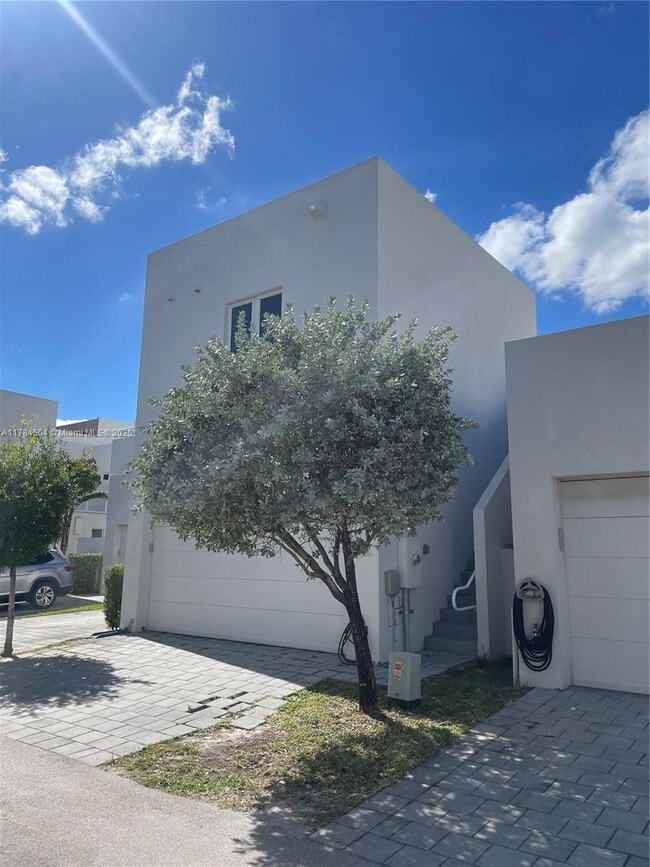 Building Photo - 6423 NW 105th Ct