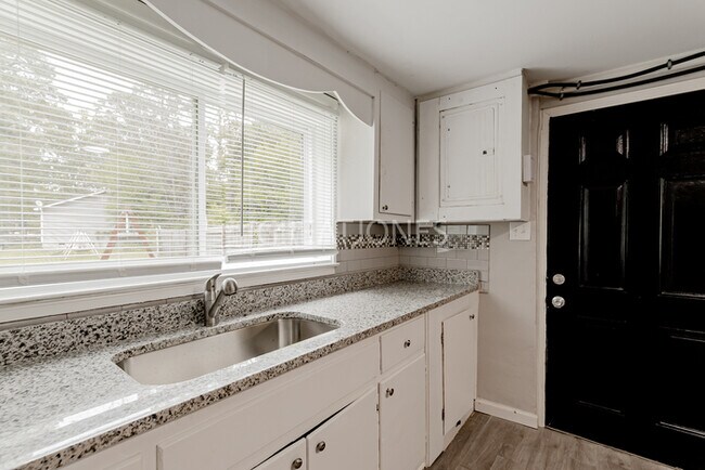 Building Photo - HOLIDAY SPECIAL! SIGN A LEASE BY NOVEMBER ...