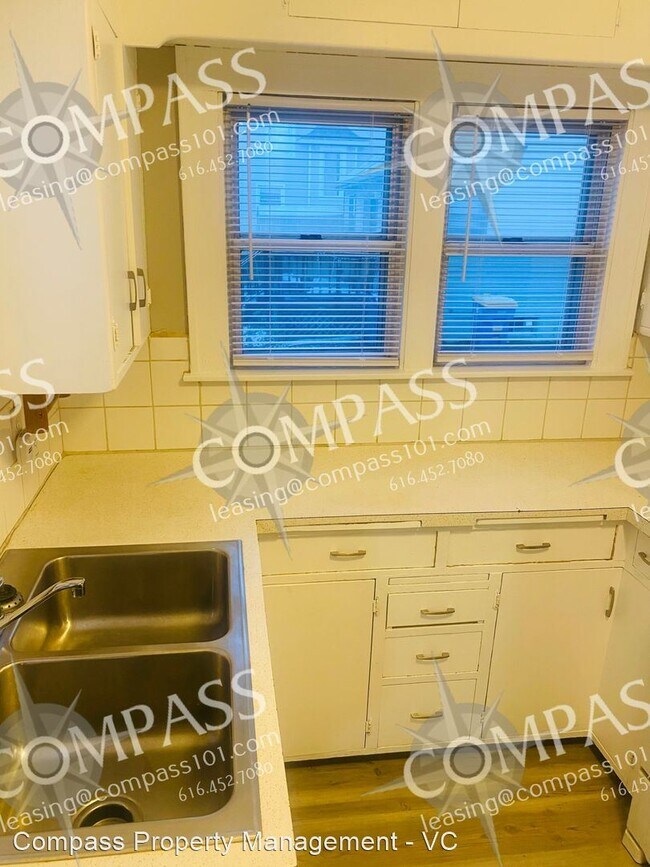 Building Photo - 3 br, 1 bath House - 711 Knapp Street NE
