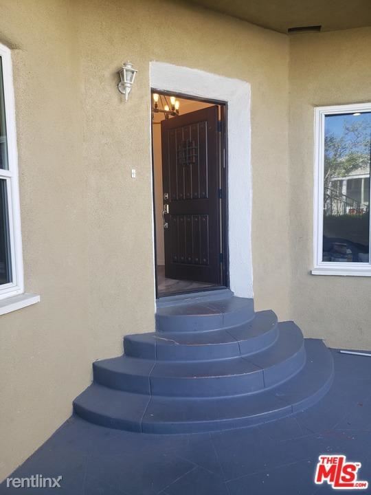 Primary Photo - 3 br, 2 bath Condo - 1225 S Hayworth Ave