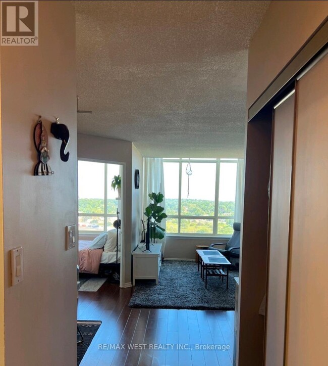 Building Photo - 5 Greystone Walk Dr