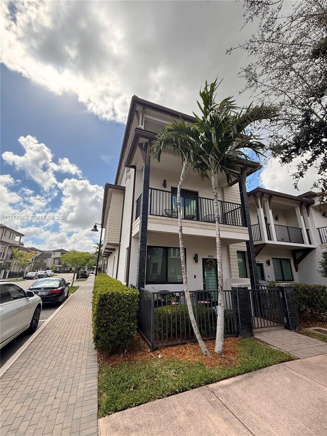 Foto del edificio - 4900 NW 83rd Path