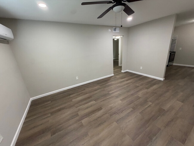 Building Photo - Room in Apartment on Gresham Park Dr