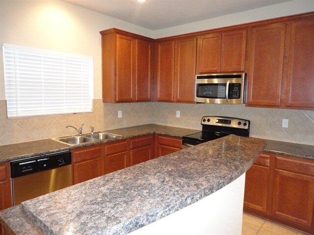 Foto del edificio - 9811 Rainbow Crk