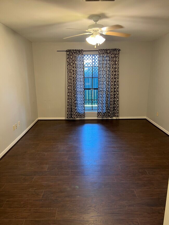 Building Photo - 10110 Carlsbad Dr