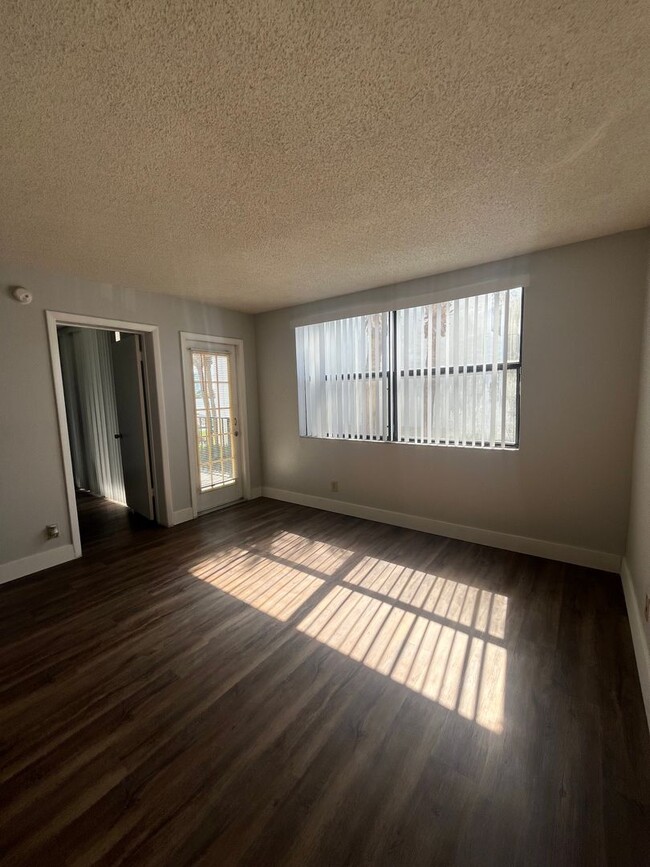 Building Photo - ONE BEDROOM ONE BATHROOM!! Waterfront Comm...