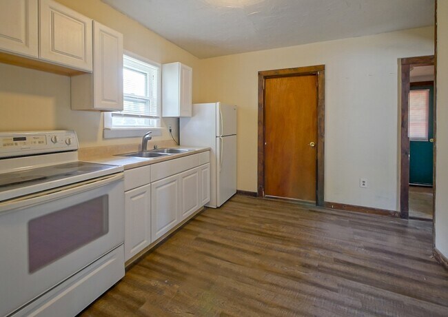 Building Photo - A Nice 2br. Cozy Cuyahoga Falls Colonial -...