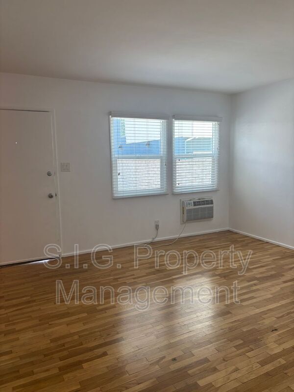 Foto del edificio - 5637 Strohm Ave