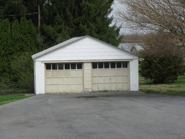  - 327 E Weiss St
