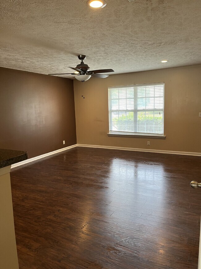 Foto del edificio - "Charming 2-Bed, 2.5-Bath Townhouse with 1...