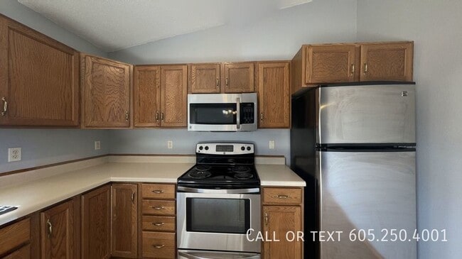 Building Photo - Westside Wonder 3 Bedroom 2 Bathroom Home