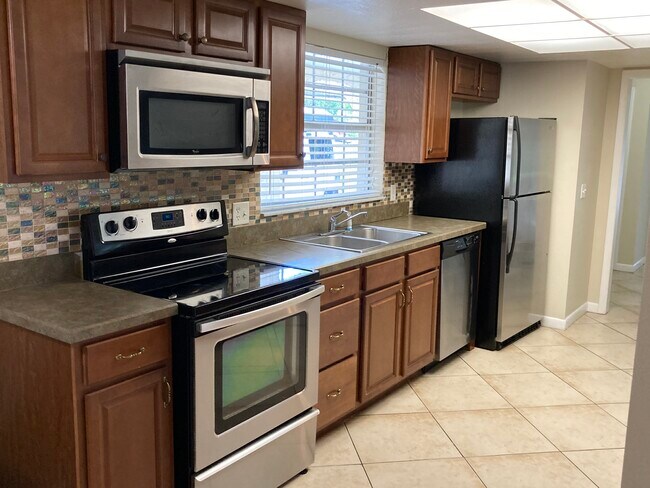 Building Photo - 137 Stoney Ridge Dr