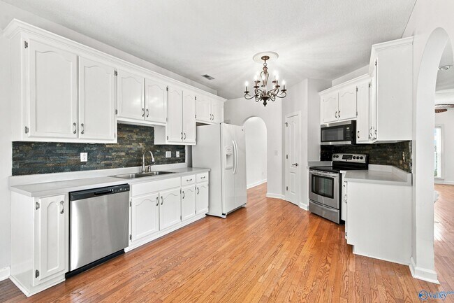 Building Photo - 146 Leathertree Ln