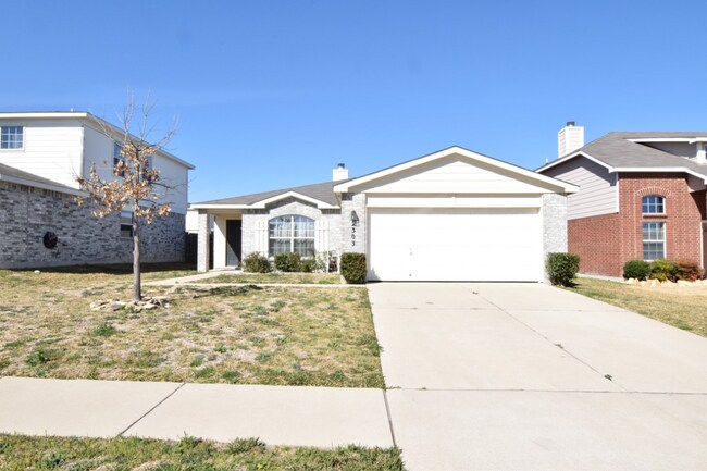 Building Photo - 2303 Maedell Dr